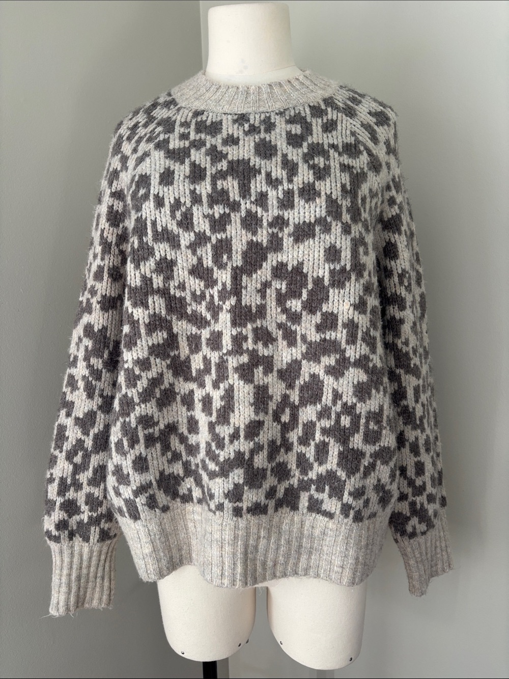 Old Navy Two Tone Grey Leopard-Print Crewneck Sweater M